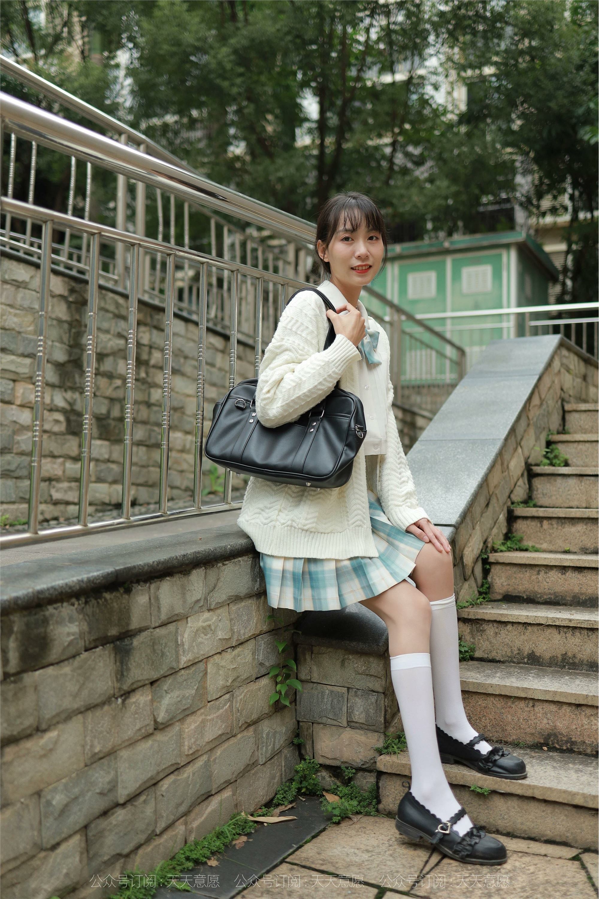 IESS异思趣向  2021.11.02 丝享家963：团团《长腿JK装》